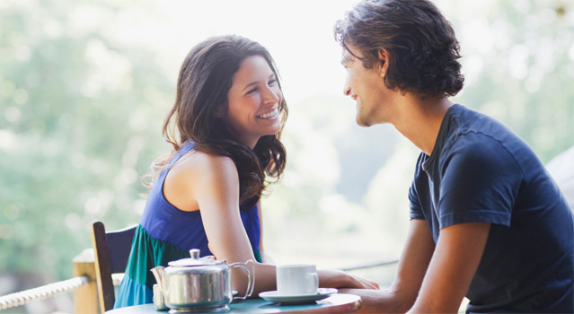 chica observa a chico