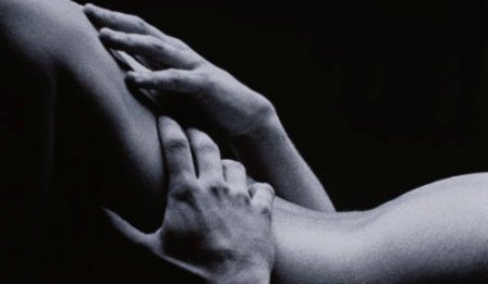 tu mano en mi espalda