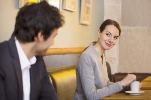 extrañamente halagada